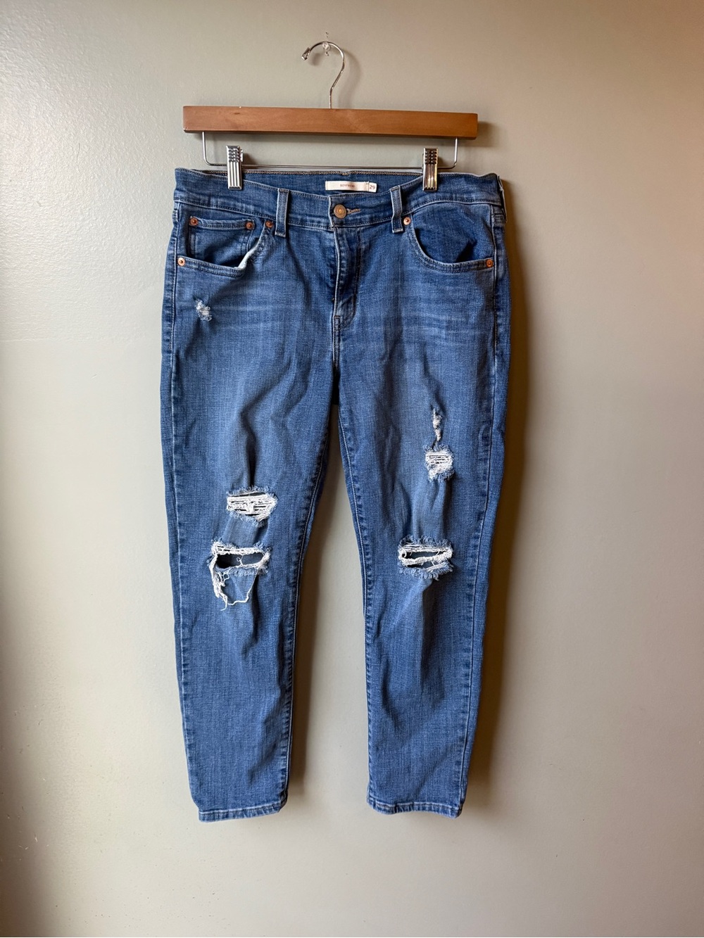 Levi’s Boyfriend Distressed Jeans – Women’s Size 29